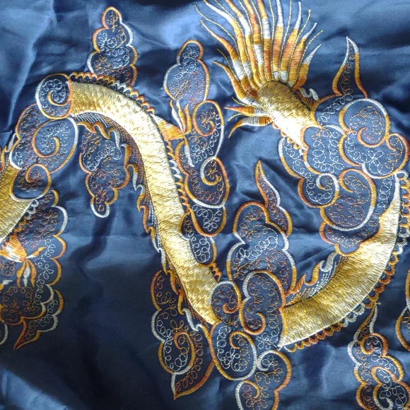 Silk Chinese Robe With Amazing Detail - Picture 8 of 9